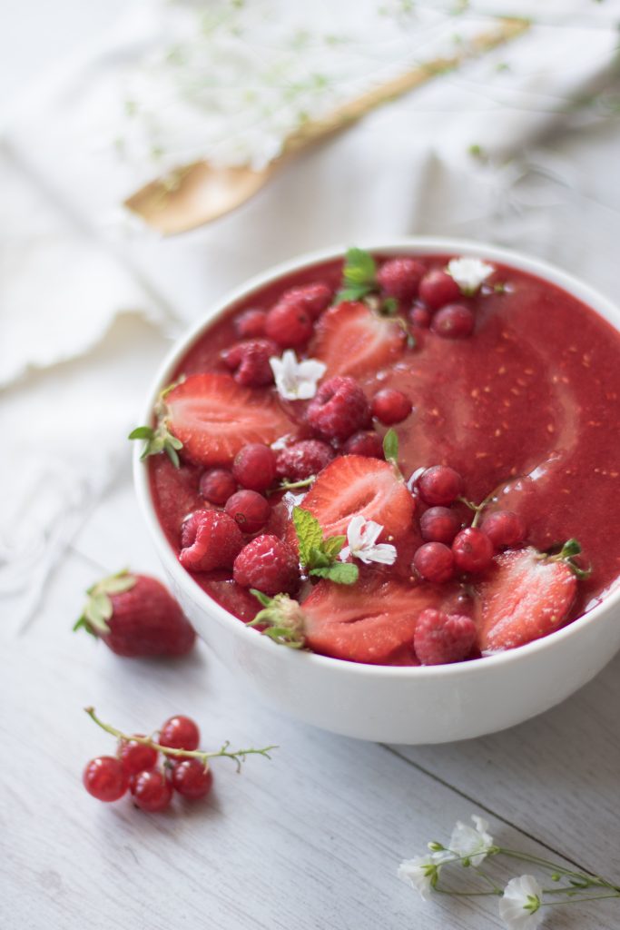 La recette de smoothie bowl à la fraise et framboise pour l'été